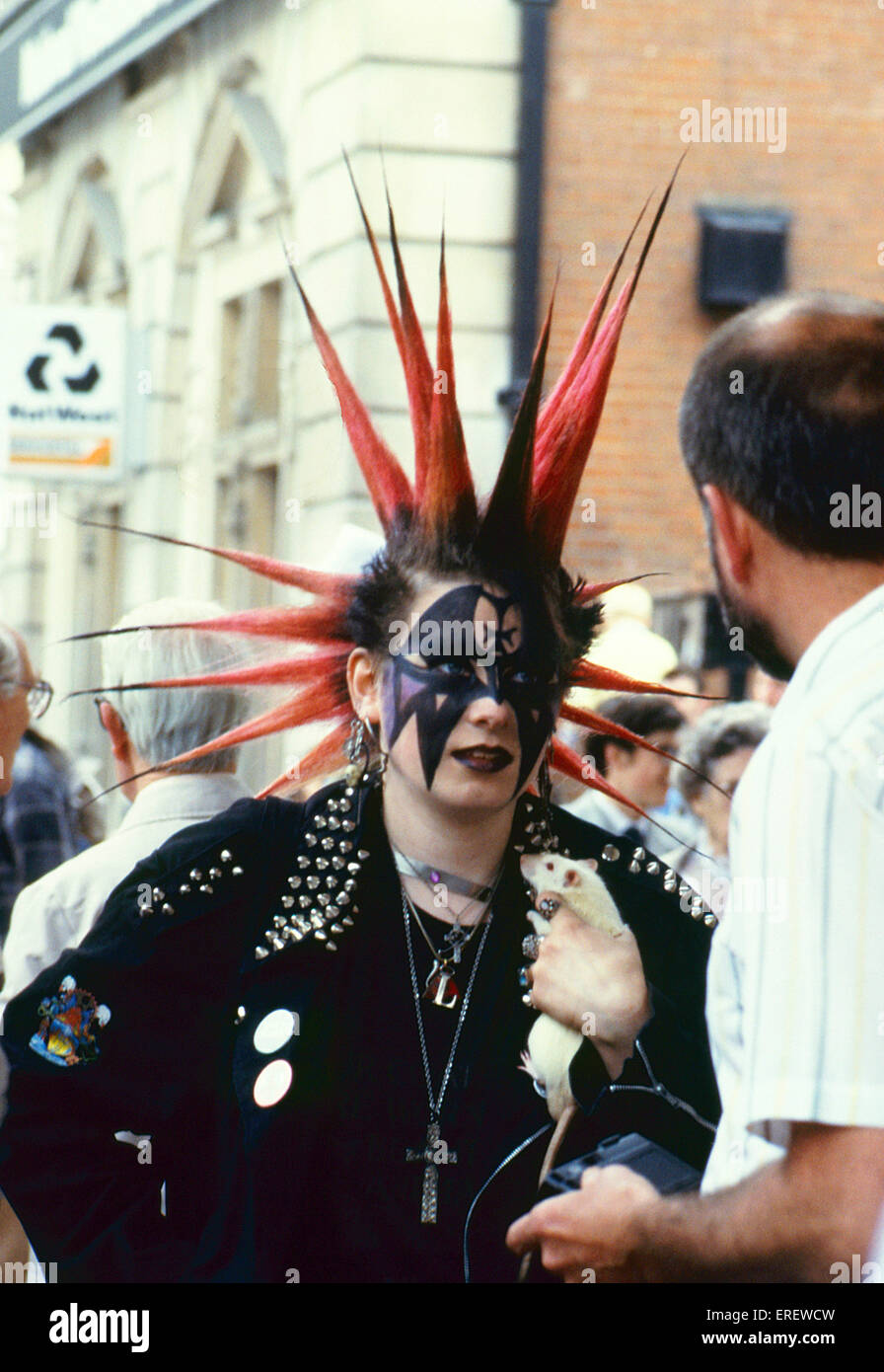 Fille gothique punk avec maquillage, coiffure extravagante et de transporter un animal de rat, représentée dans le quartier de Covent Garden de Londres en Banque D'Images