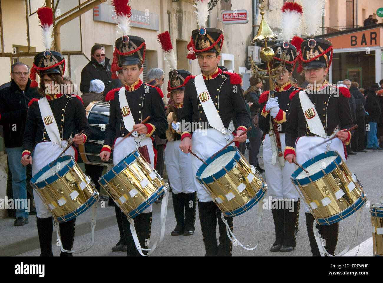 Quatre tambours de la musique du tambour d'Arcole Napoléon en uniforme  d'infanterie légère, l'exécution dans le village de Photo Stock - Alamy
