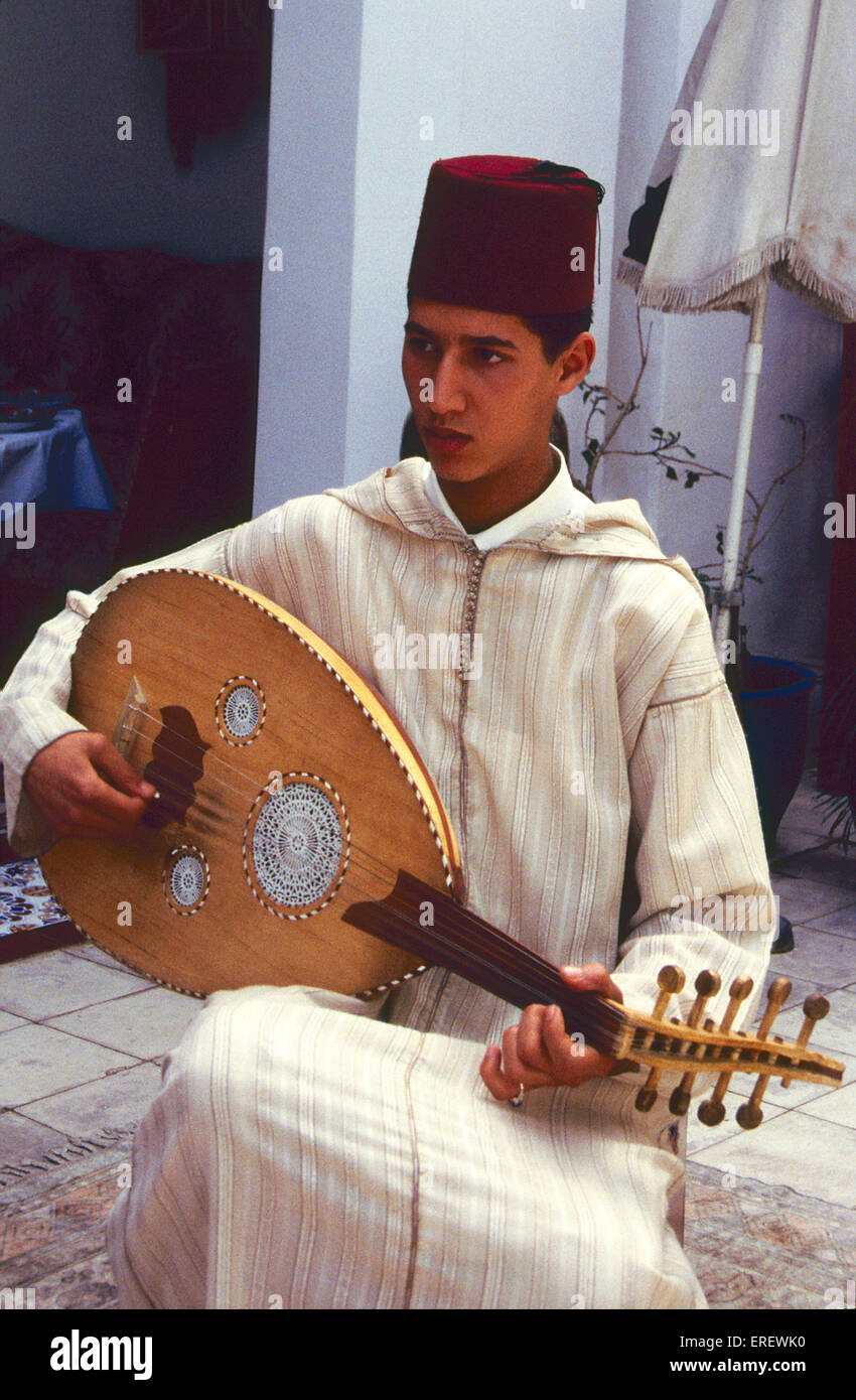 Moroccan stringed instrument Banque de photographies et d'images à haute  résolution - Alamy