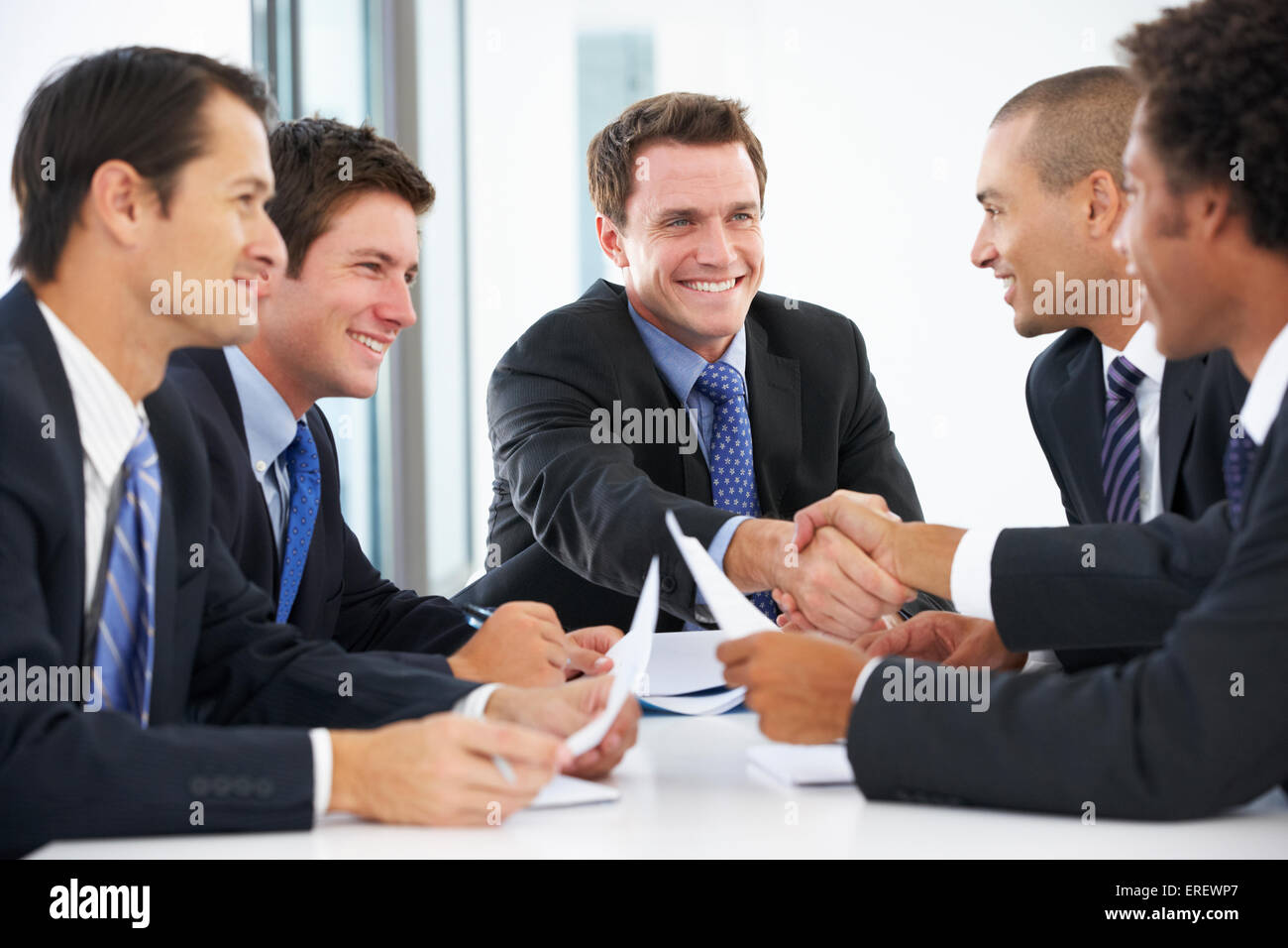 Groupe d'hommes d'avoir Meeting in Office Banque D'Images