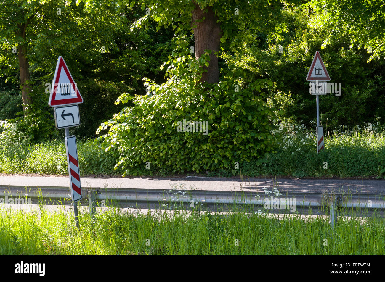 Route de campagne avec des signes d'un passage à niveau fermé à gauche, de l'Allemagne. Banque D'Images