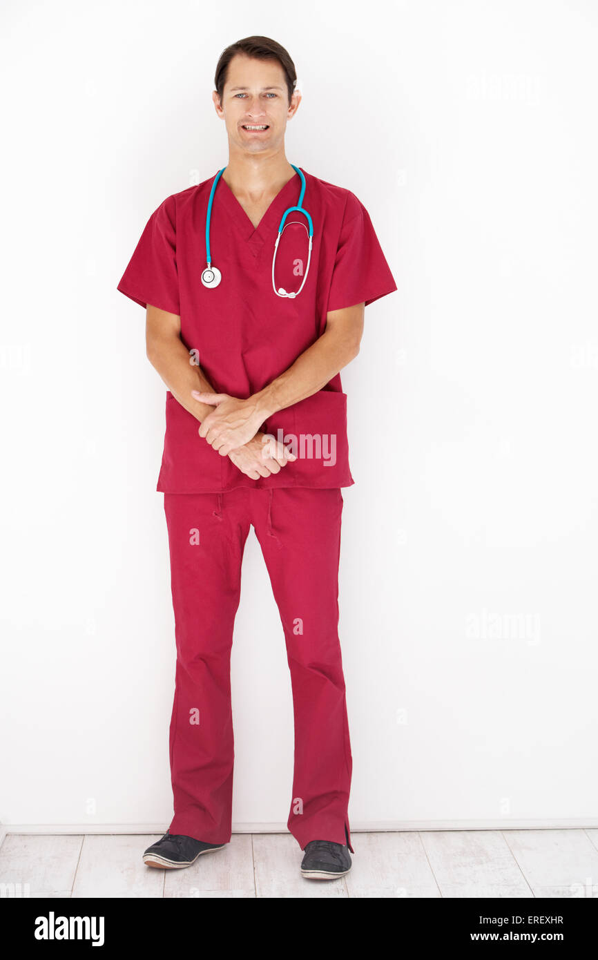 Studio Portrait of Doctor Leaning Against White Background Banque D'Images