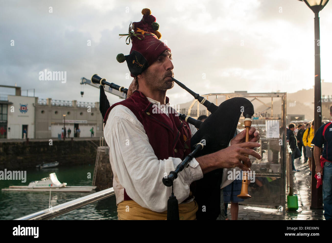 Un homme en costume traditionnel jouant les cornemuses durant la semaine  Basque, une célébration de la culture basque. San Sebastian, Espagne Photo  Stock - Alamy