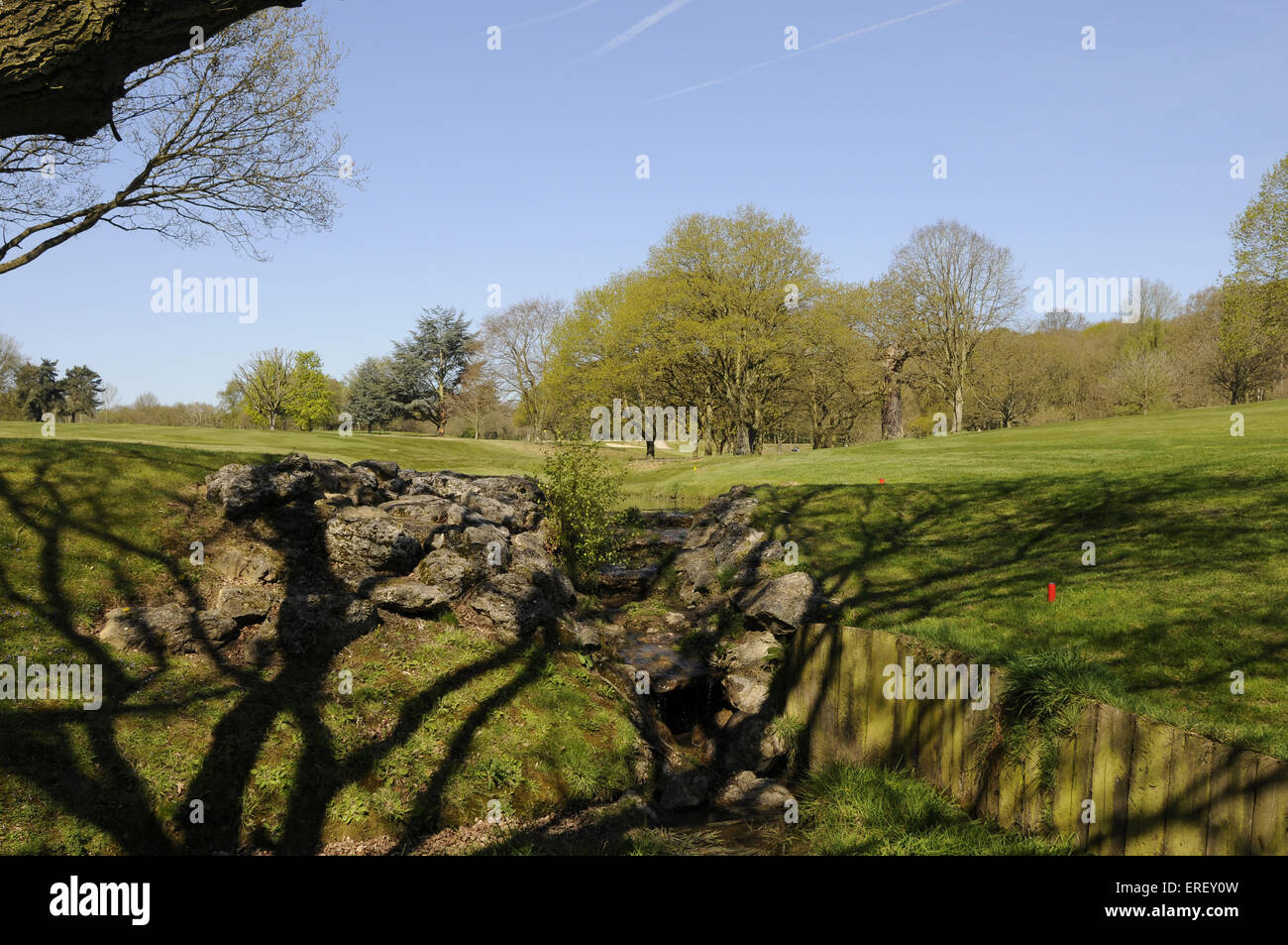 Vue sur petite cascade et rochers sur le 4e trou ,Thorndon Park Golf Club Brentwood Essex en Angleterre Banque D'Images