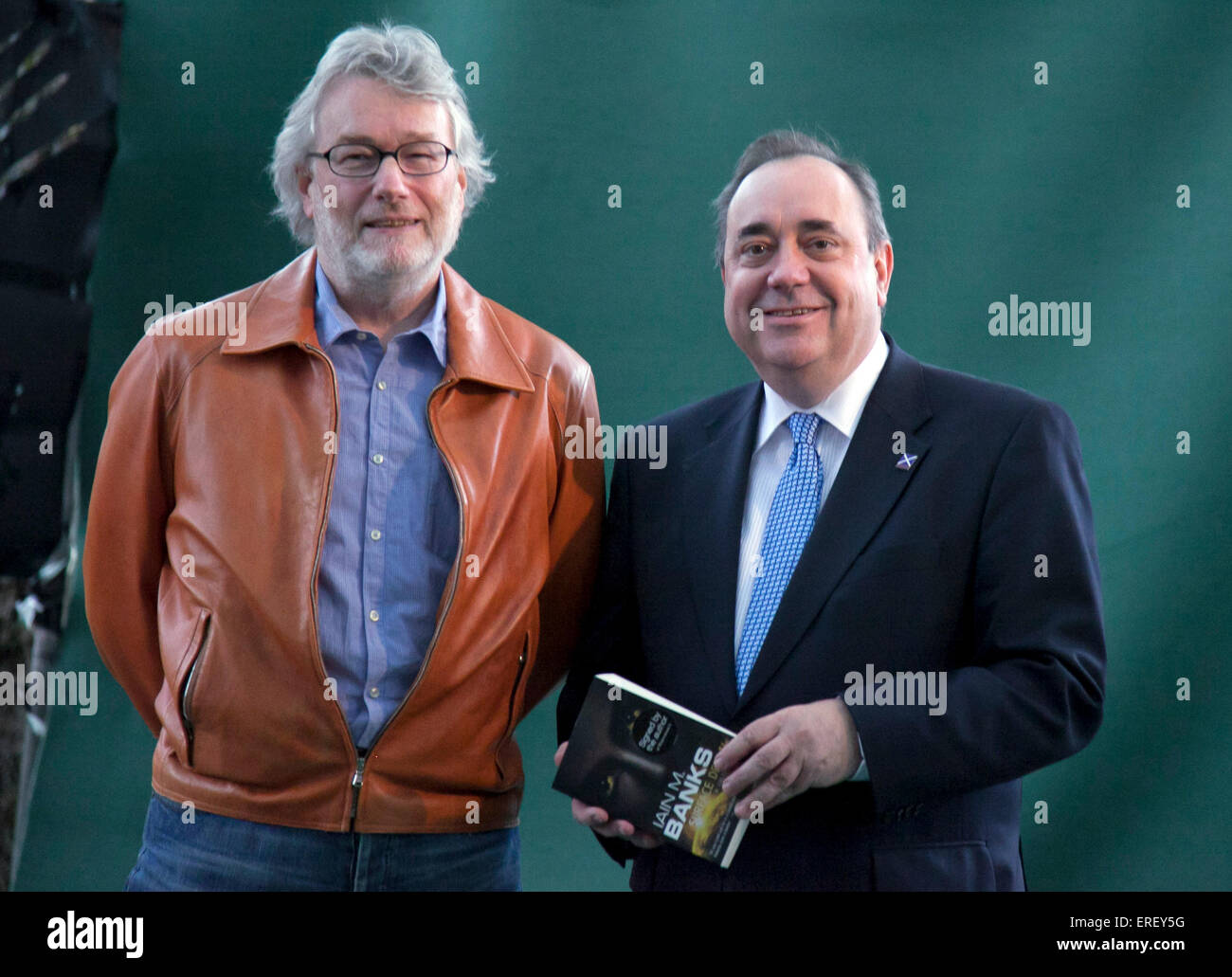 Homme politique écossais Alex Salmond partage une blague avec l'écrivain de science fiction Iain Banks au Edinburgh International Banque D'Images