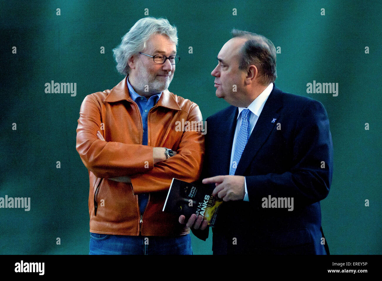 Homme politique écossais Alex Salmond partage une blague avec l'écrivain de science fiction Iain Banks au Edinburgh International Banque D'Images