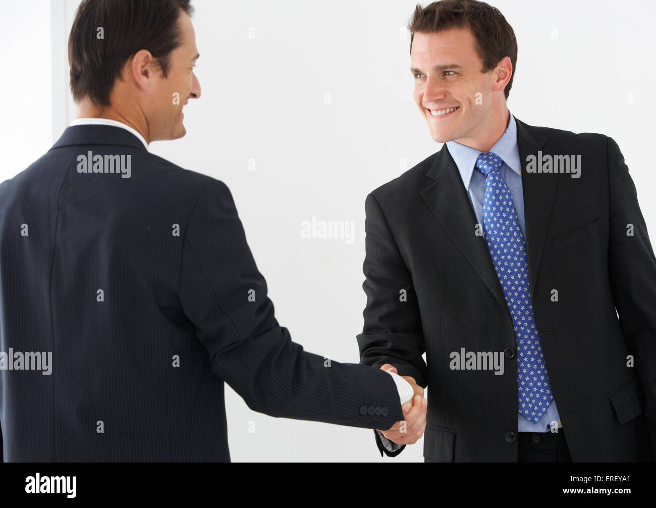 Deux Businessmen Shaking Hands Banque D'Images