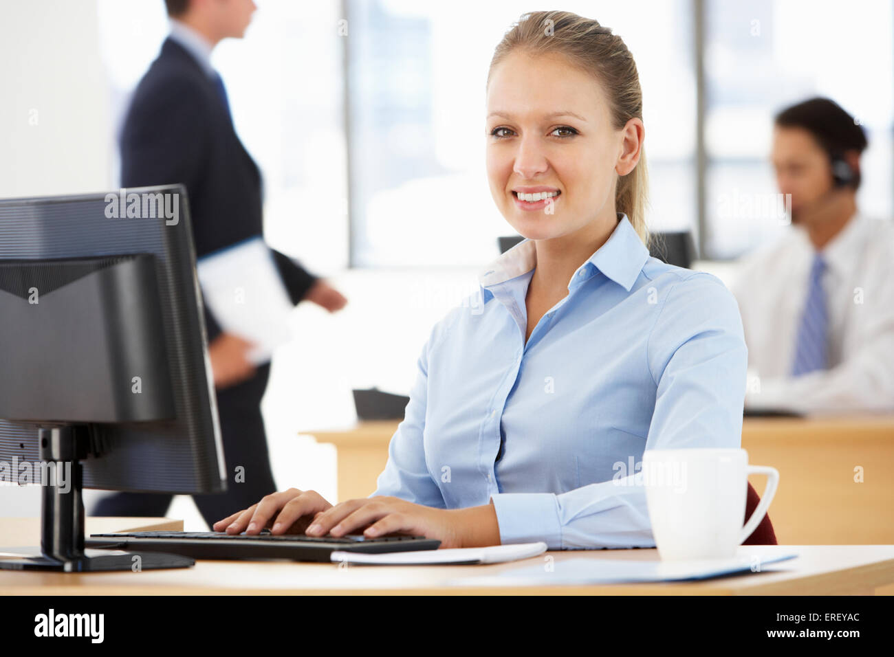 Businesswoman Working at Desk In Office Occupé Banque D'Images