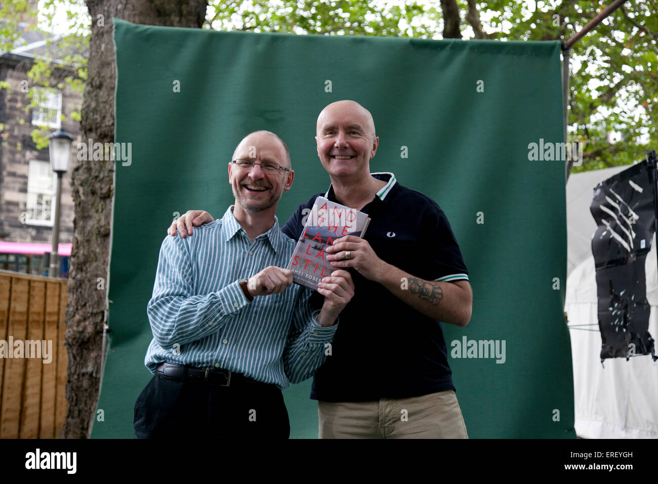 James Robertson et Irvine Welsh à l'International Book Festival 2011. JR : écrivain et poète écossais, 1958 - . IW : Scottish Banque D'Images