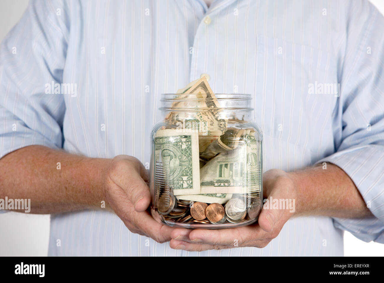 Man holding sa retraite retraite tirelire argent compte dans ses mains dans un bocal en verre. Banque D'Images