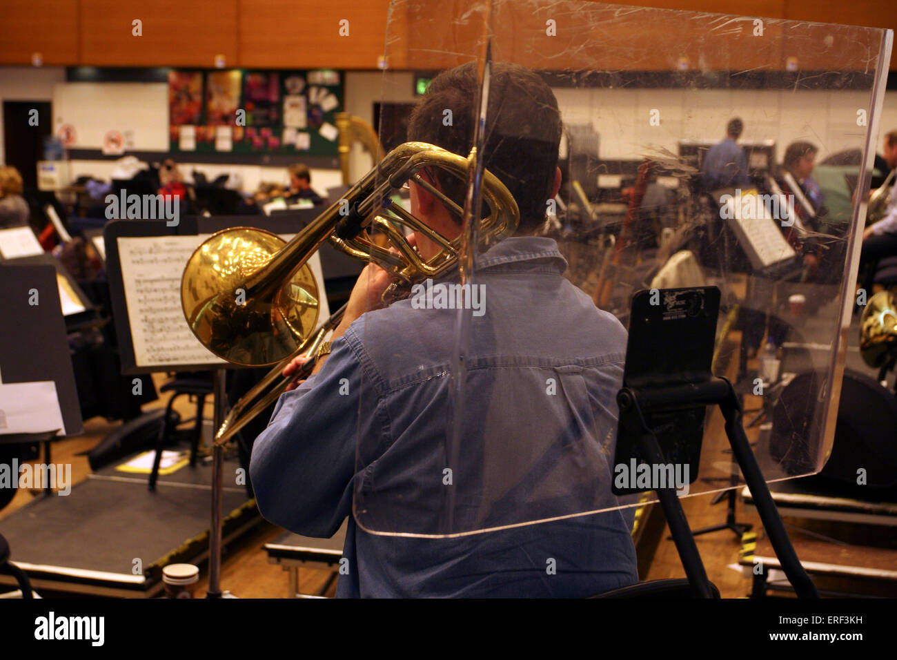 Son écran pour éviter des dommages d'audition entre dans le tromboniste et timbales. Banque D'Images