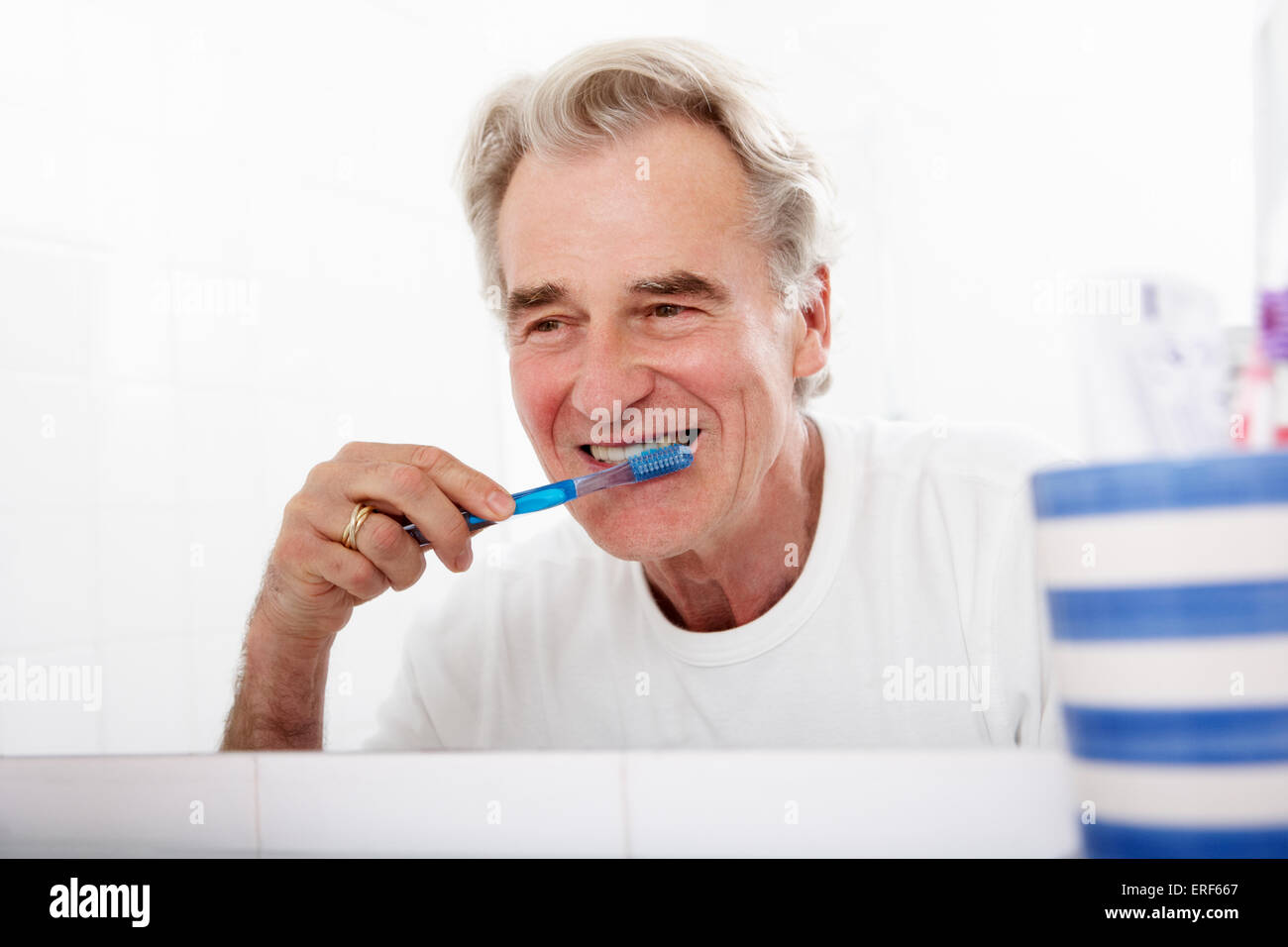 Man dans la salle de bain se brosser les dents Banque D'Images