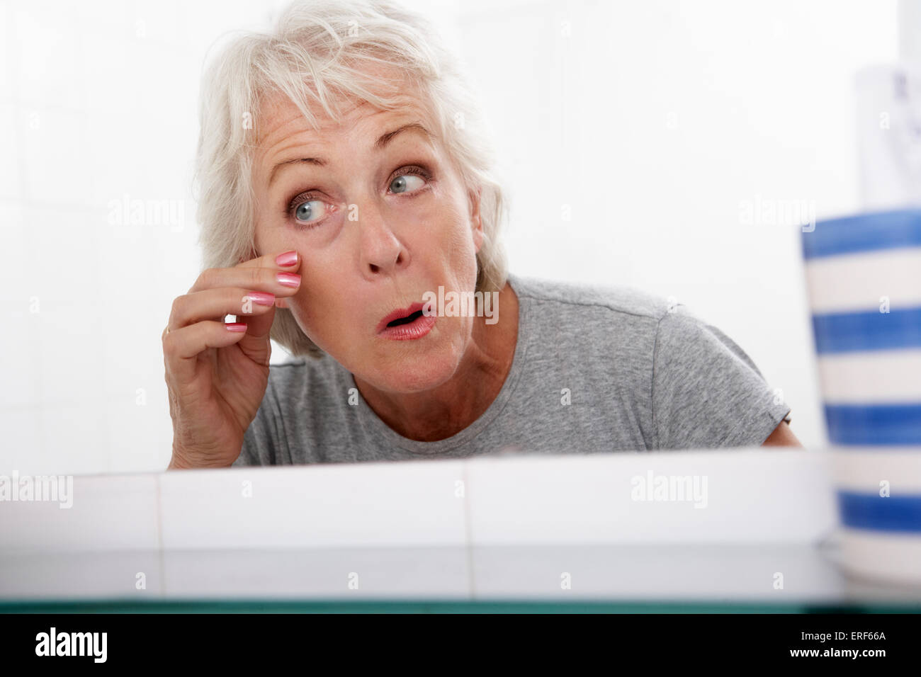 Couple Senior Woman Looking In Mirror pour signes de vieillissement Banque D'Images