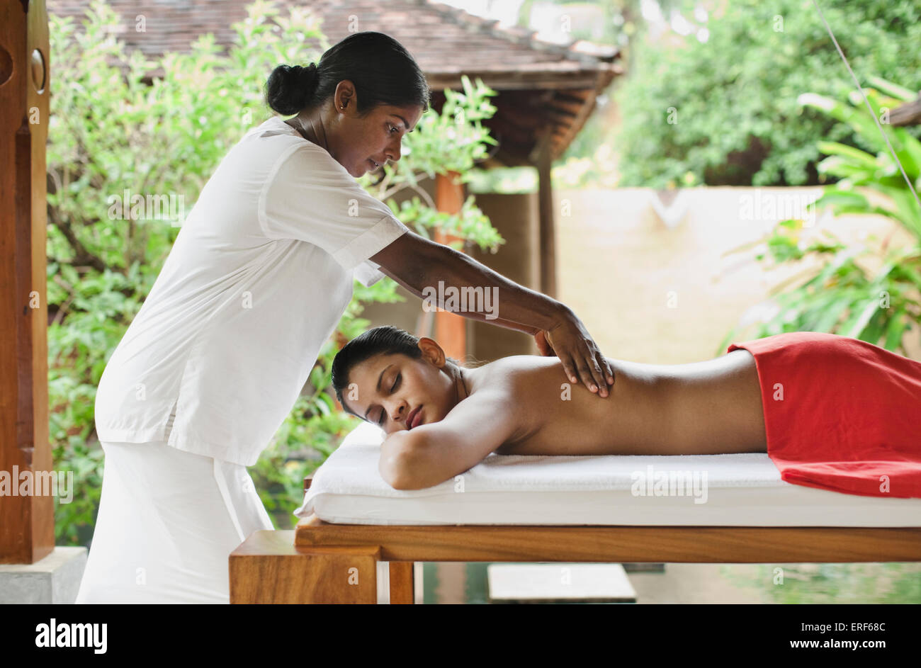 Une femme reçoit un massage des tissus en profondeur au Spa Sahana, Saman Villas, Aturuwella, Bentota, Sri Lanka. Banque D'Images
