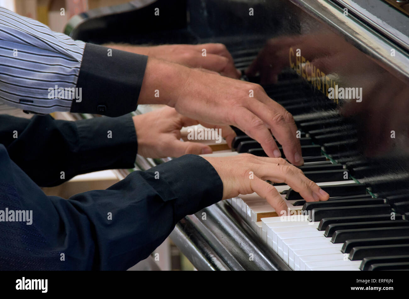 Close-up de pianistes mains lors d'un piano à quatre mains Photo Stock -  Alamy