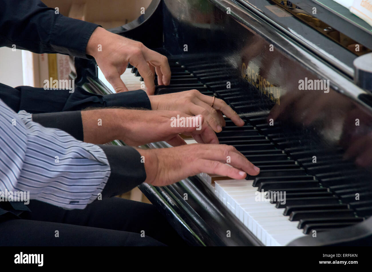 Close-up de pianistes mains lors d'un piano à quatre mains. Banque D'Images