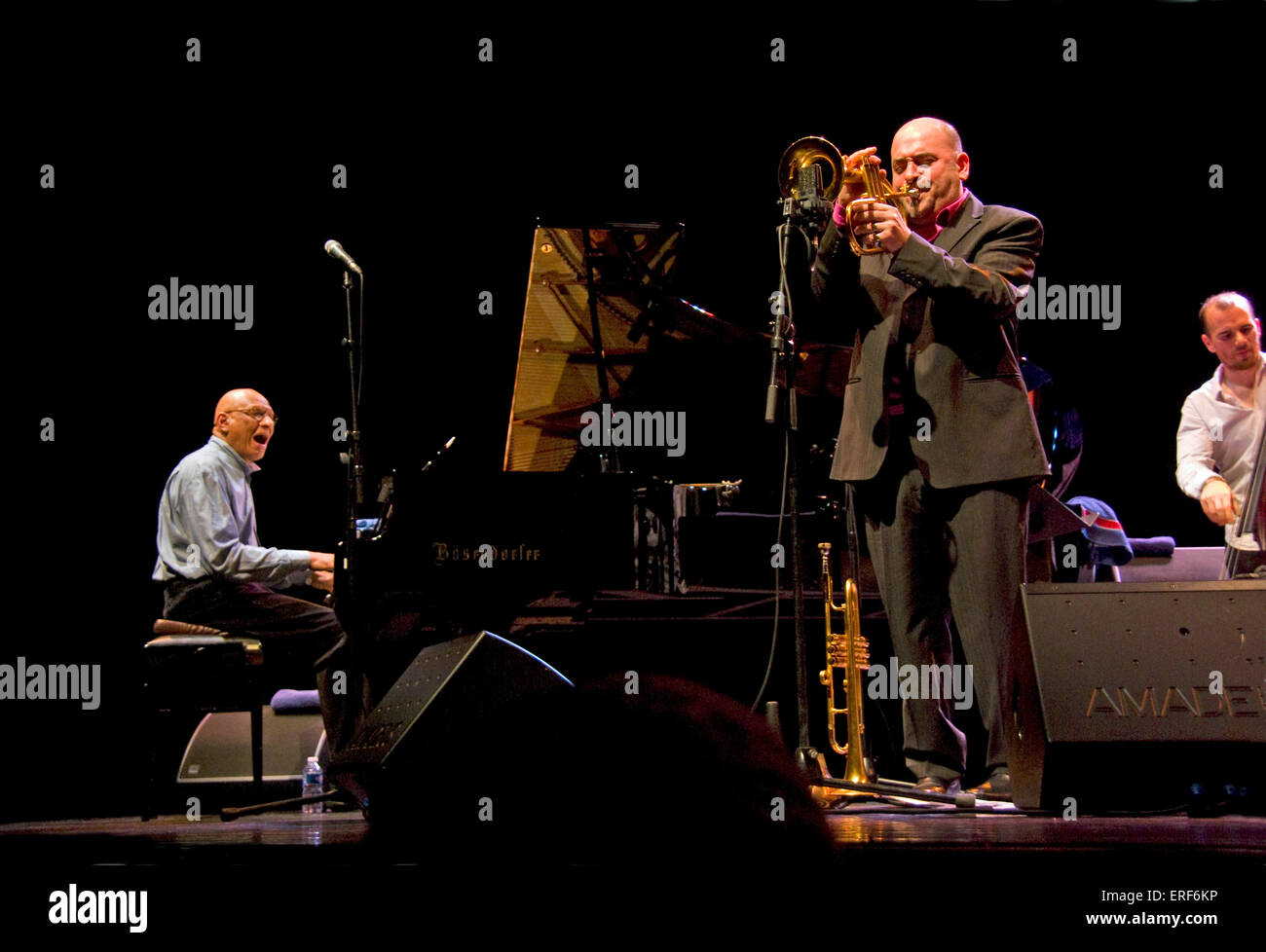 Pianiste de jazz américain Kirk Lightsey (b. 1937) et de l'anglais jazzman Stéphane Belmondo (b. 08/07/1967) sur la scène comme bugle Banque D'Images