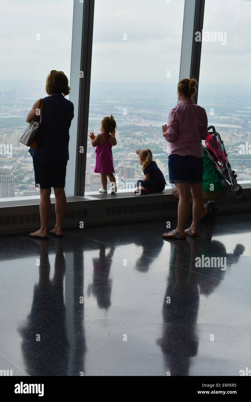 Famille à la plate-forme d'observation au World Trade Center Tower One. Banque D'Images