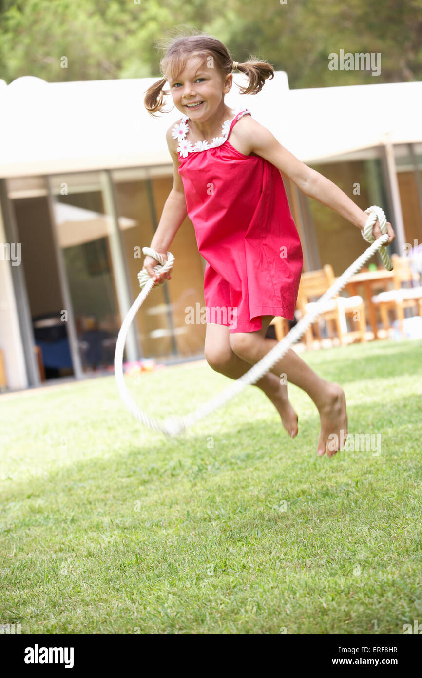 Enfants jouant de la corde à sauter dans le jardin Banque de photographies  et d'images à haute résolution - Alamy