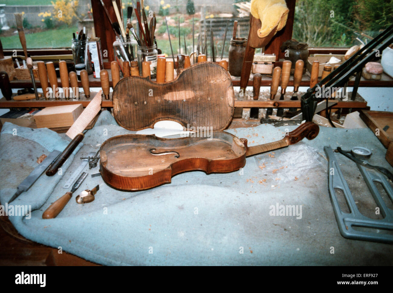 Un violon à réparer : l'intérieur d'un violon (à l'arrière debout à angle  droit vers l'avant du corps), montrant certains travaux de réparation, sur  un Photo Stock - Alamy