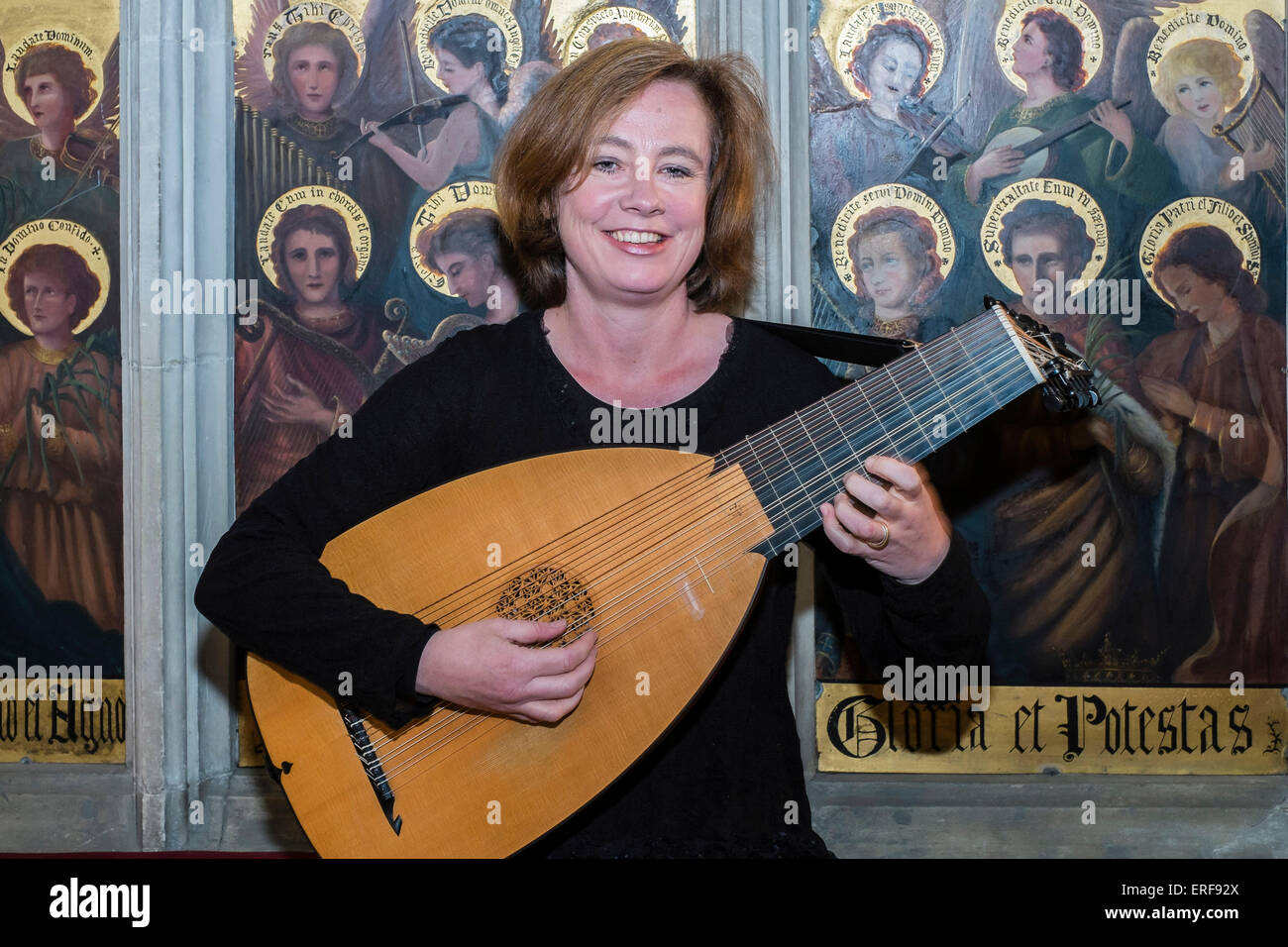 Elizabeth Kenny est l'un des meilleurs joueurs de luth d'Europes. Banque D'Images