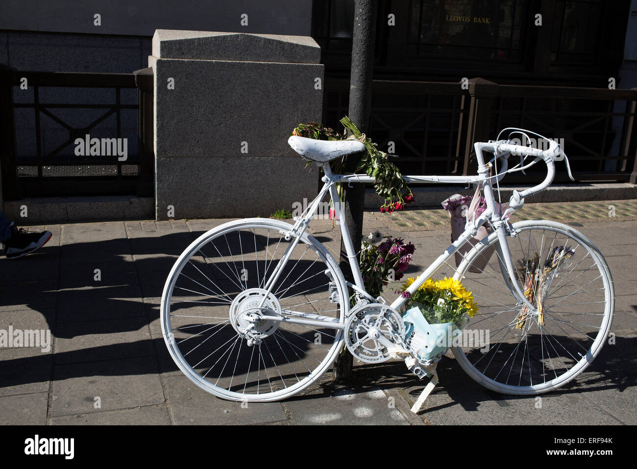 Ghost bike dans le centre de Londres. Un fantôme à vélo ou ghostcycle est  un vélo mis en place comme un mémorial de la route dans un endroit où un  cycliste a