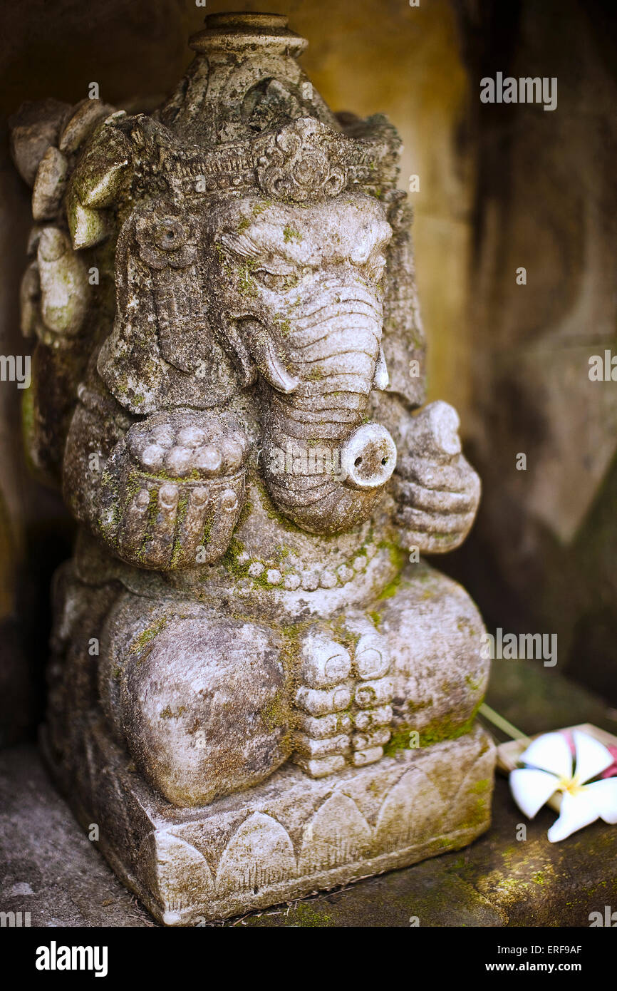 Une statue du dieu hindou Ganesh se trouve à l'entrée d'un pool villa à Ubud Hanging Gardens, Bali, Indonésie. Banque D'Images