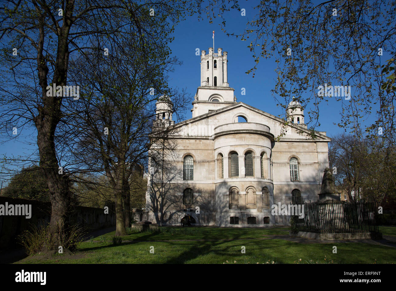 St George dans l'Est est une église anglicane dédiée à Saint Georges et l'un des six églises Hawksmoor à Londres, au Royaume-Uni. Il a été construit de 1714 à 1729. Le nom de l'église était aussi la paroisse pour la région environnante, jusqu'subsumé dans Metropolitan Borough de Stepney et aboli en 1927. L'église a été désignée un bâtiment classé en 1950. Banque D'Images