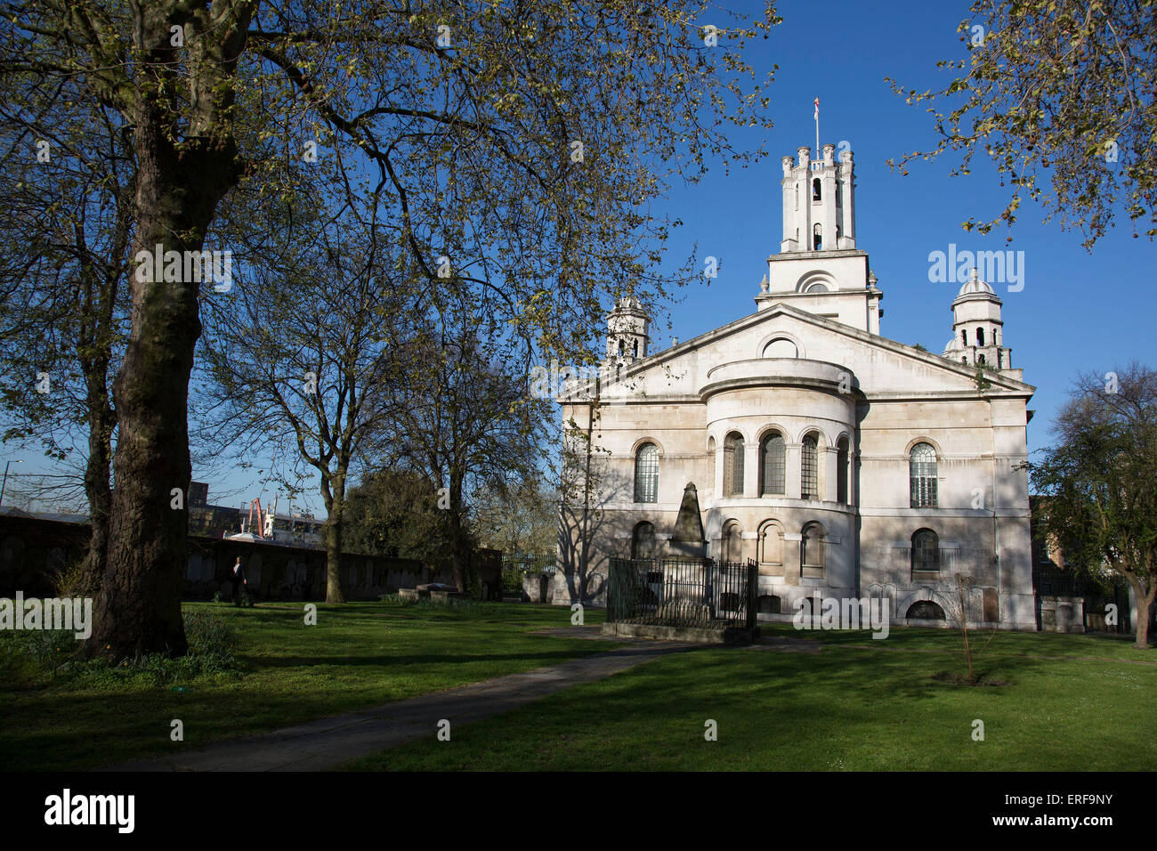 St George dans l'Est est une église anglicane dédiée à Saint Georges et l'un des six églises Hawksmoor à Londres, au Royaume-Uni. Il a été construit de 1714 à 1729. Le nom de l'église était aussi la paroisse pour la région environnante, jusqu'subsumé dans Metropolitan Borough de Stepney et aboli en 1927. L'église a été désignée un bâtiment classé en 1950. Banque D'Images