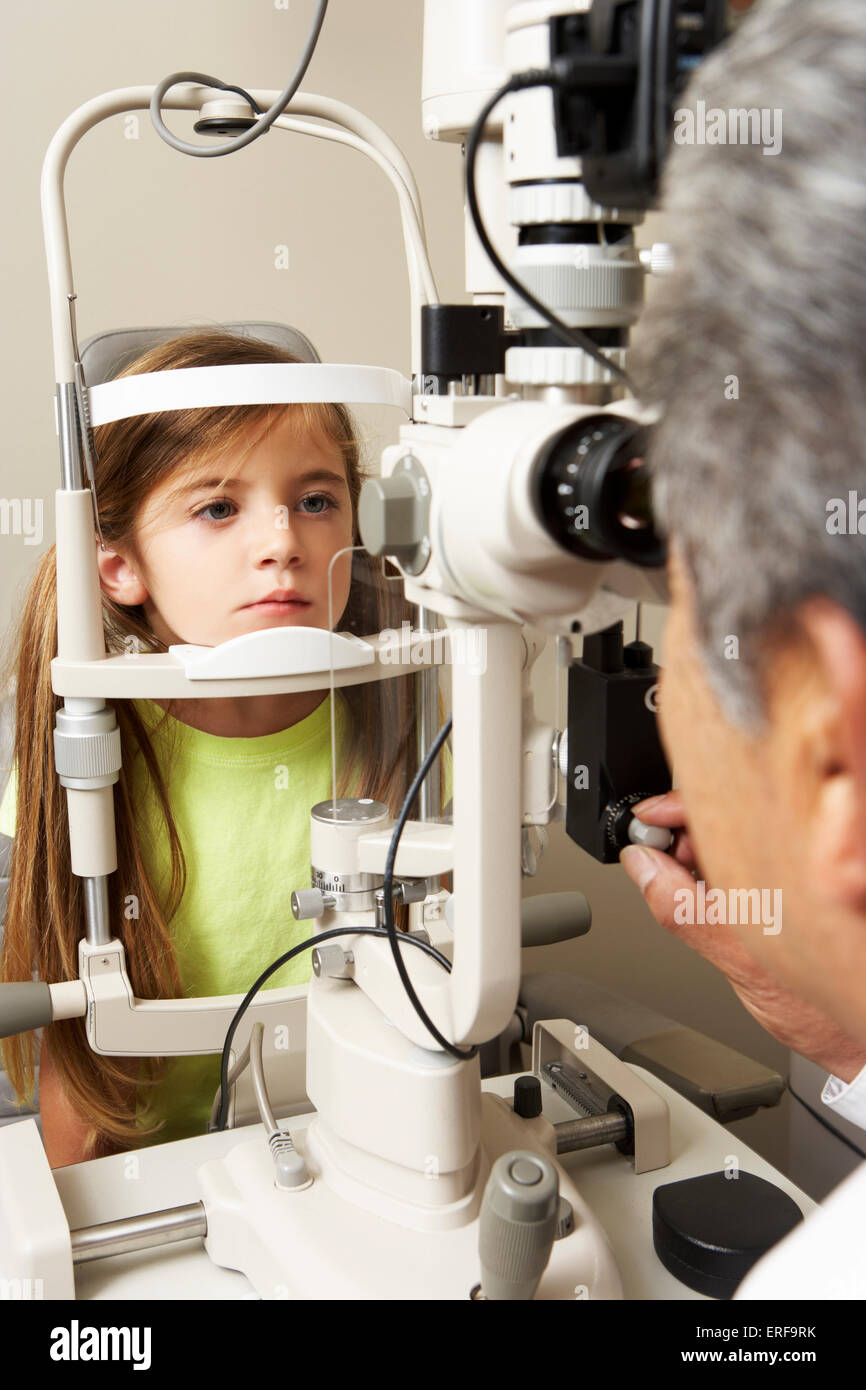 Opticien à donner l'essai d'oeil fille Chirurgie Banque D'Images