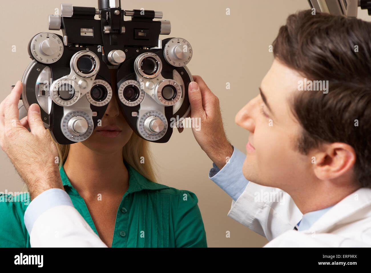 Opticien à donner l'essai d'oeil femme chirurgie Banque D'Images