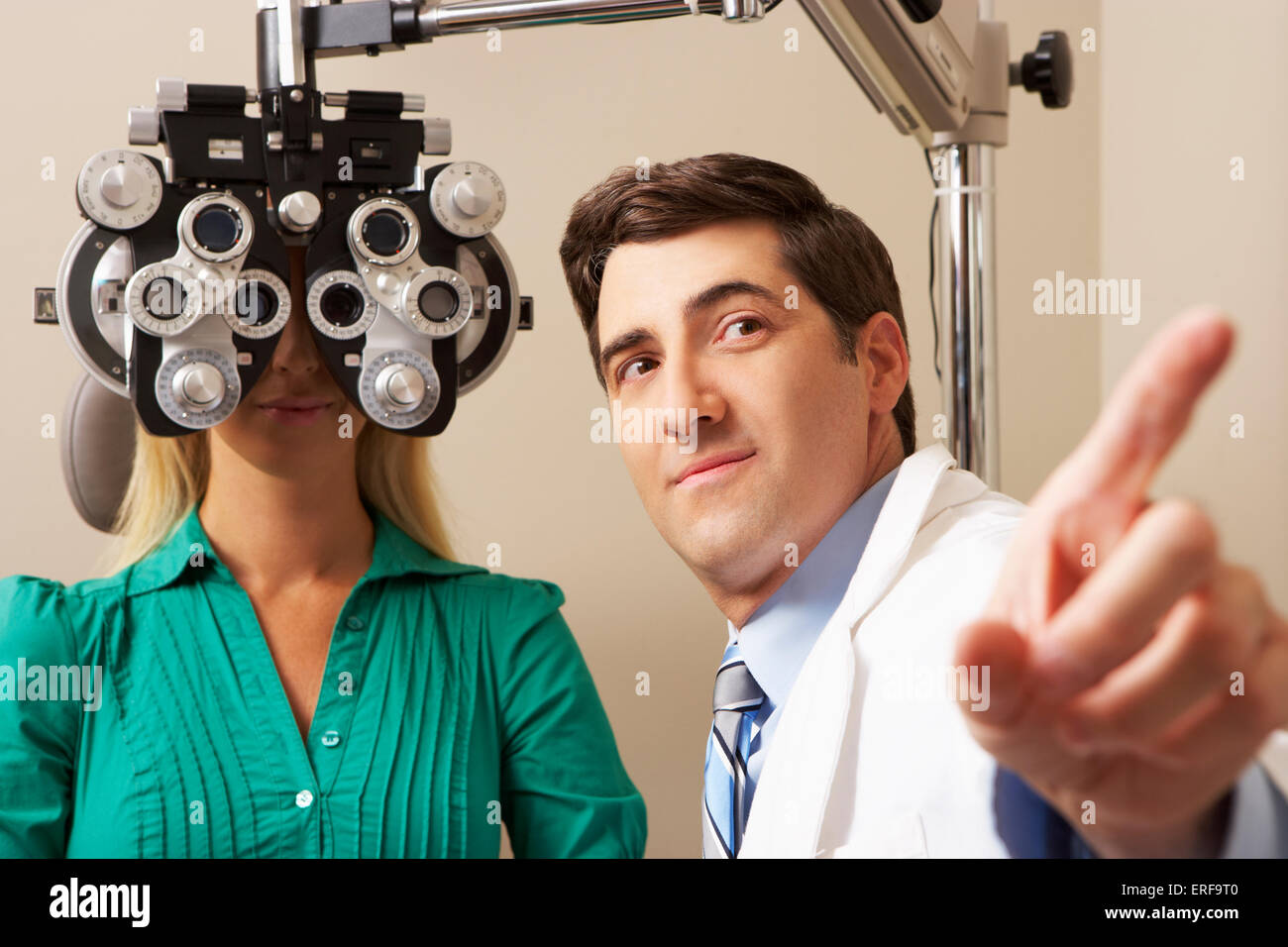 Opticien à donner l'essai d'oeil femme chirurgie Banque D'Images