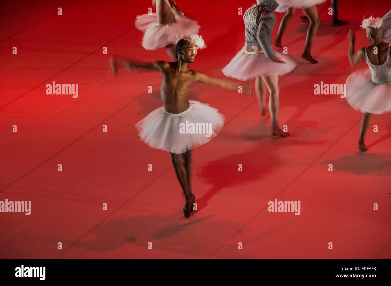 Dada Masilo danseur sud-africain et sa troupe de danse dans sa version inhabituelle de Swan Lake. Banque D'Images