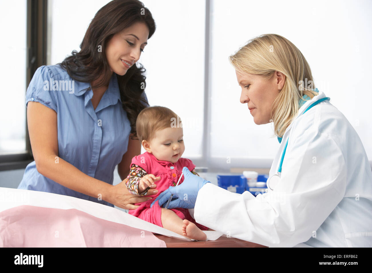 Baby vaccination Banque de photographies et d'images à haute résolution -  Alamy
