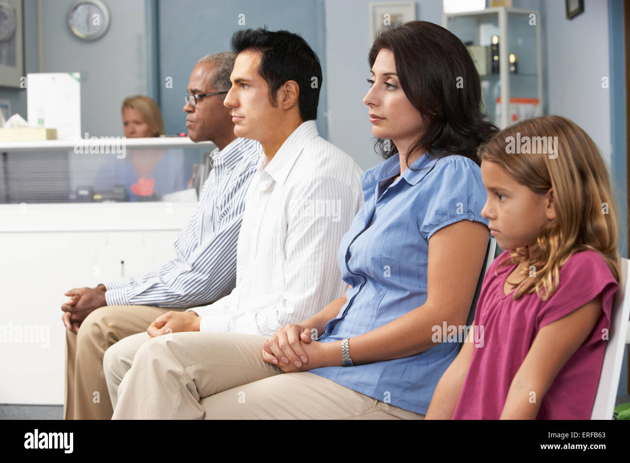Les patients en salle d'attente des médecins Banque D'Images