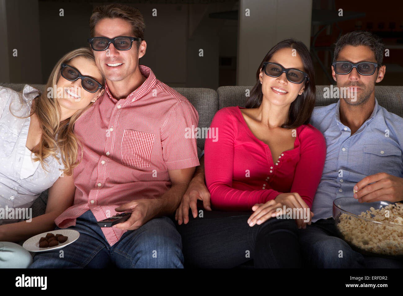 Friends Watching TV portant des lunettes 3-D Banque D'Images