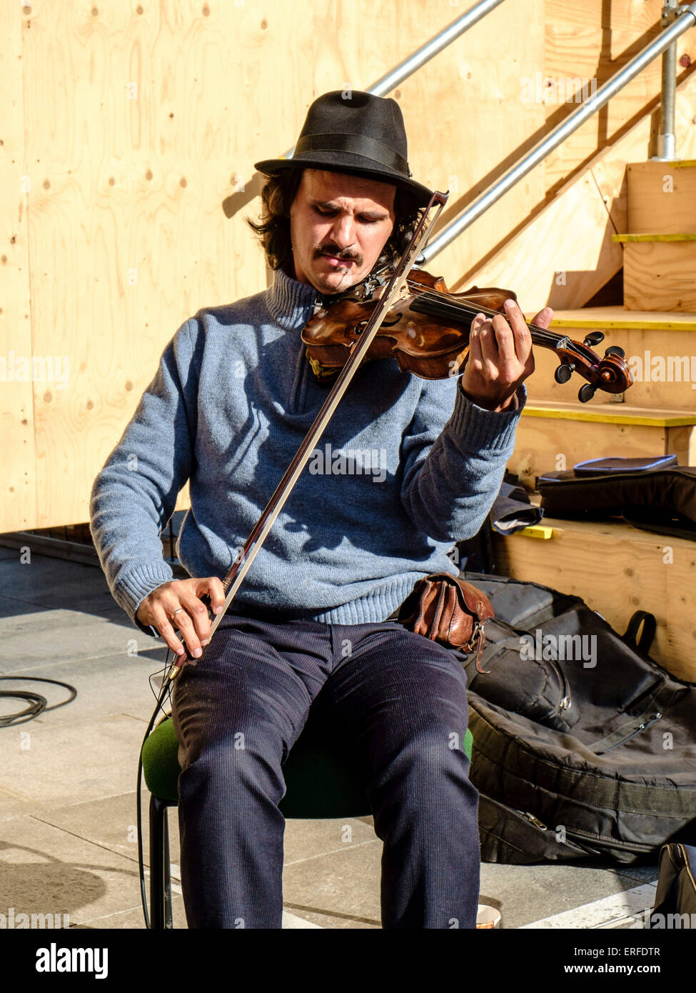 Célèbre violoniste Tcha Limberger manouche photographiés au cours de  balances dans l'installation temporaire érigée sur Guildhall Square à  Southampton, en Angleterre Photo Stock - Alamy