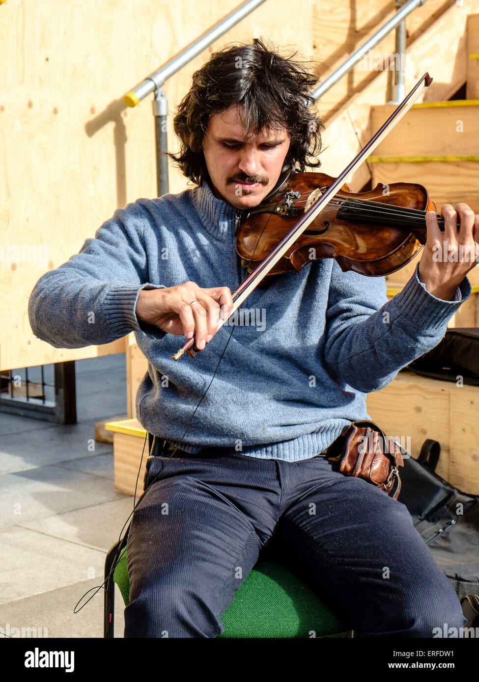 Célèbre violoniste Tcha Limberger manouche photographiés au cours de  balances dans l'installation temporaire érigée sur Guildhall Square à  Southampton, en Angleterre Photo Stock - Alamy