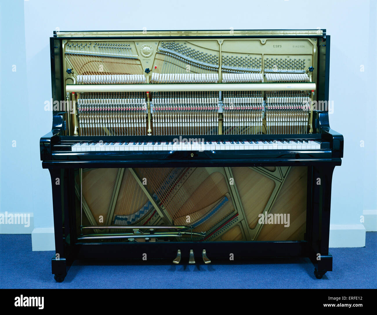 Piano droit Yamaha, montrant le mécanisme de l'intérieur Photo Stock - Alamy
