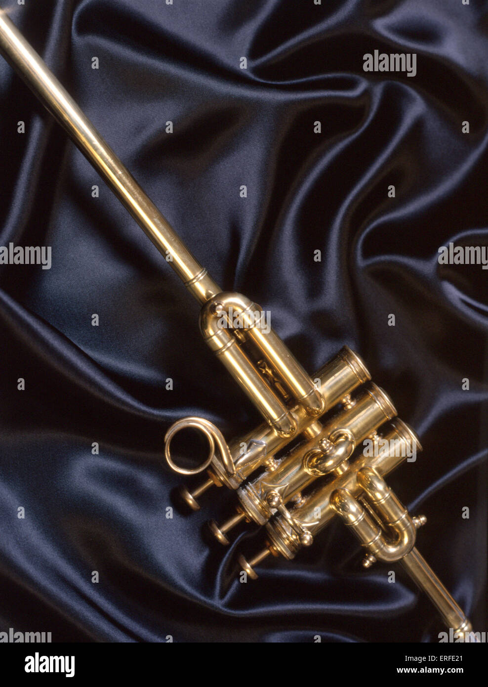 INSTR - Laiton - TROMPETTE - FANFARE Fanfare trompette Trompette par Besson - Gros plan sur le tissu satiné. Également connu sous le nom de Aida trompette. Banque D'Images