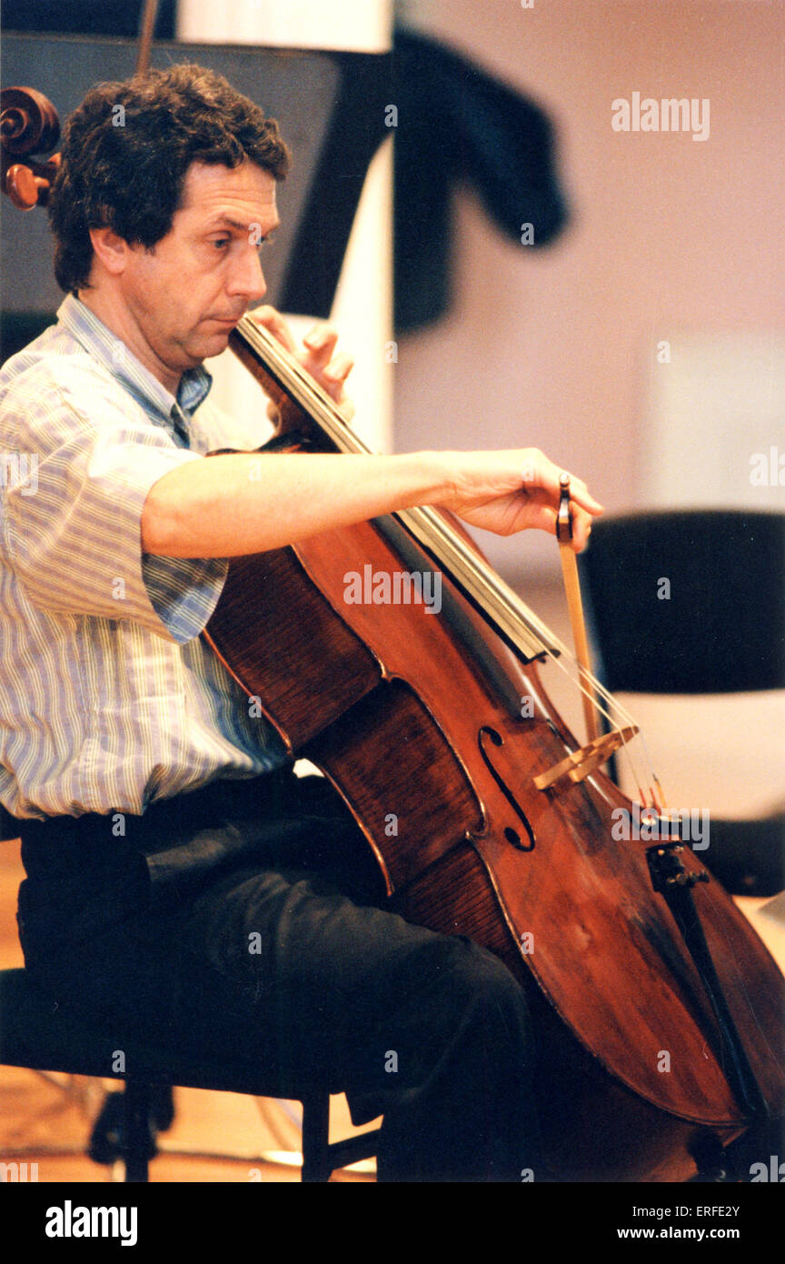 Instr - string - violoncelle - violoncelliste John Senter (premier  violoncelle, BBC National Orchestra of Wales) jouer du violoncelle Photo  Stock - Alamy