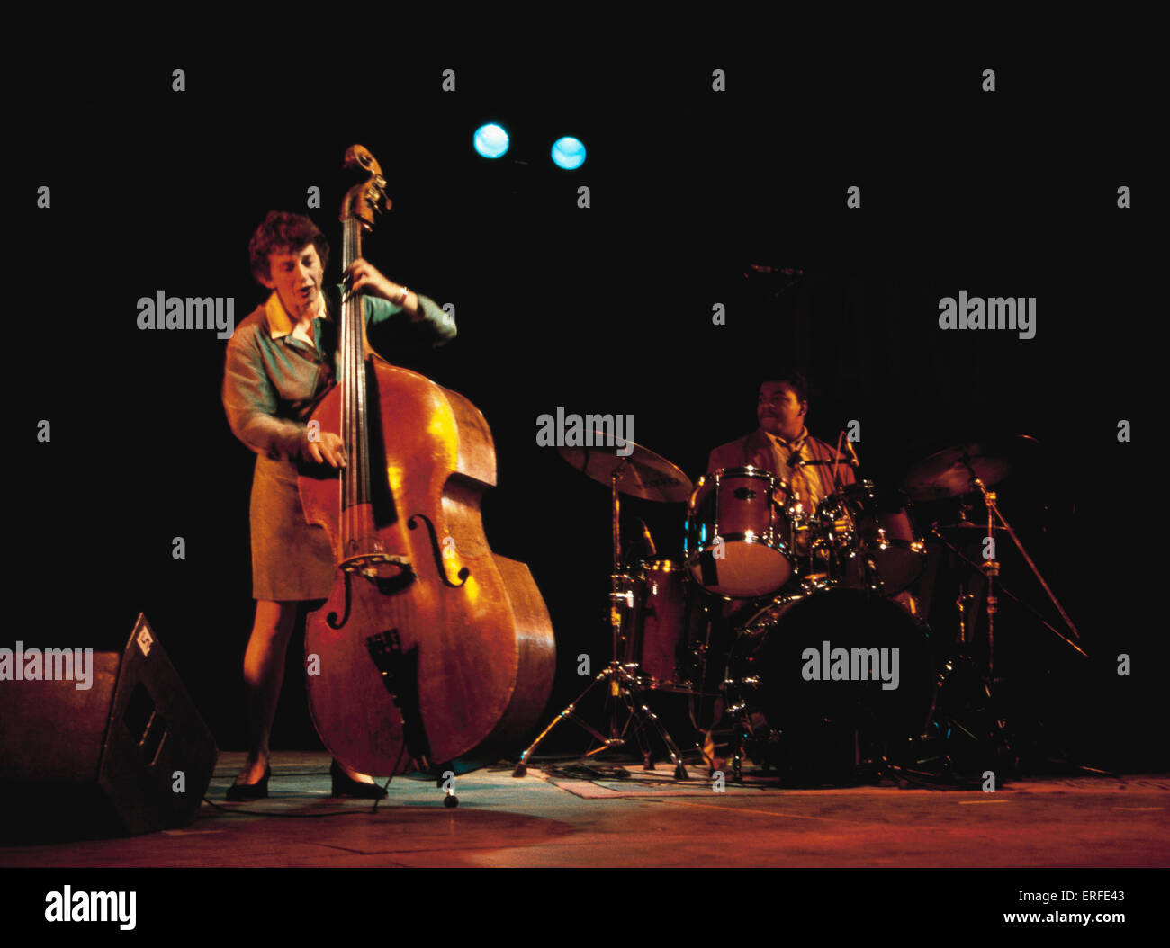 Contrebasse joué en pizzicato (cordes pincées) - Jazz. Kit de batterie en  arrière-plan Photo Stock - Alamy