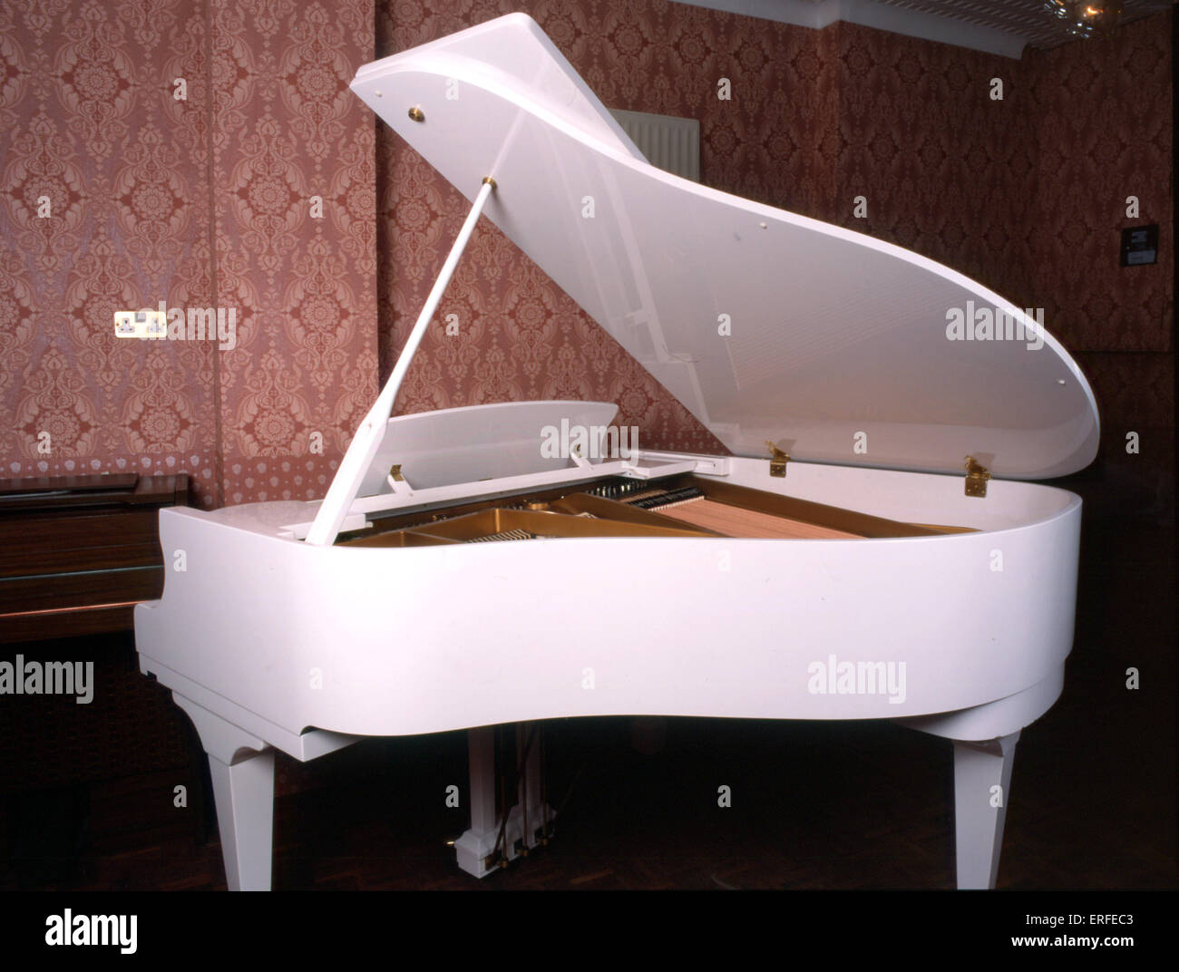 Clavier - Piano (grand) 'Blanc' Baby Grand Piano avec couvercle ouvert. De  Hyundai Photo Stock - Alamy