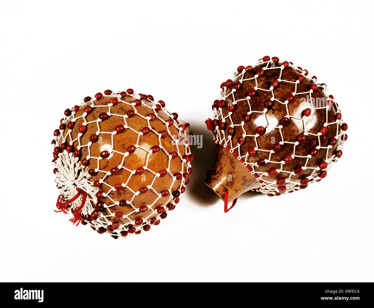 Deux moyennes shekere de Cuba. Instrument de percussion d'origine africaine, largement utilisée dans la musique sacrée et aussi à Cuba. Banque D'Images