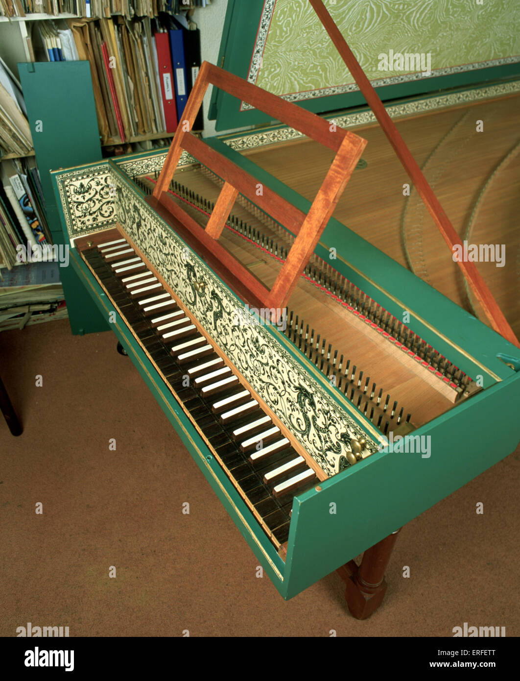 Clavecin avec couvercle ouvert, montrant un clavier, cordes, sound-board et  de la musique-repos. Instrument par Anthony Goble, 20e siècle Photo Stock -  Alamy