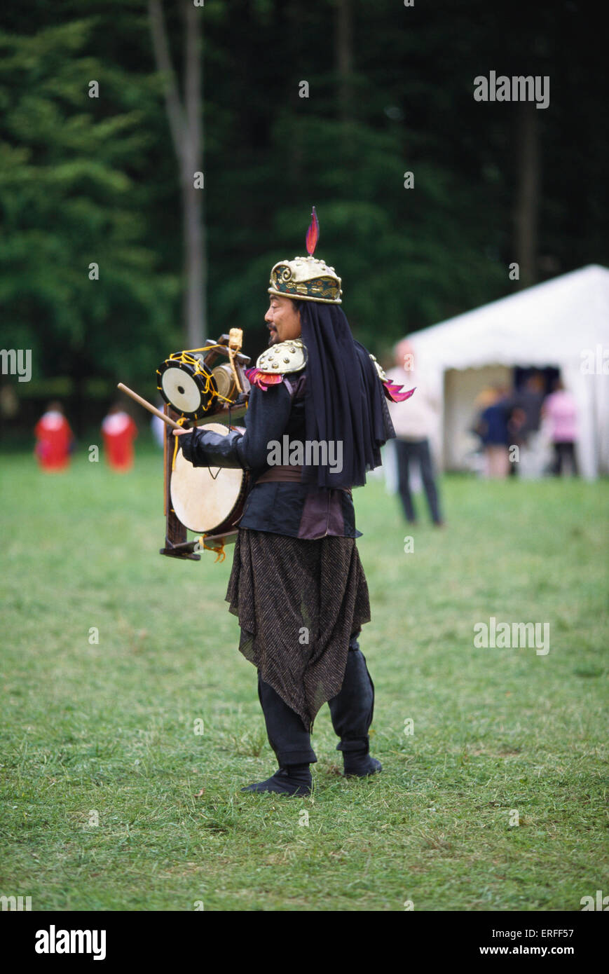 Musicien japonais en costume traditionnel jouant tambours taiko. Japon 2001 Festival à Saint Fagan's, Galles du Sud. Drum Banque D'Images