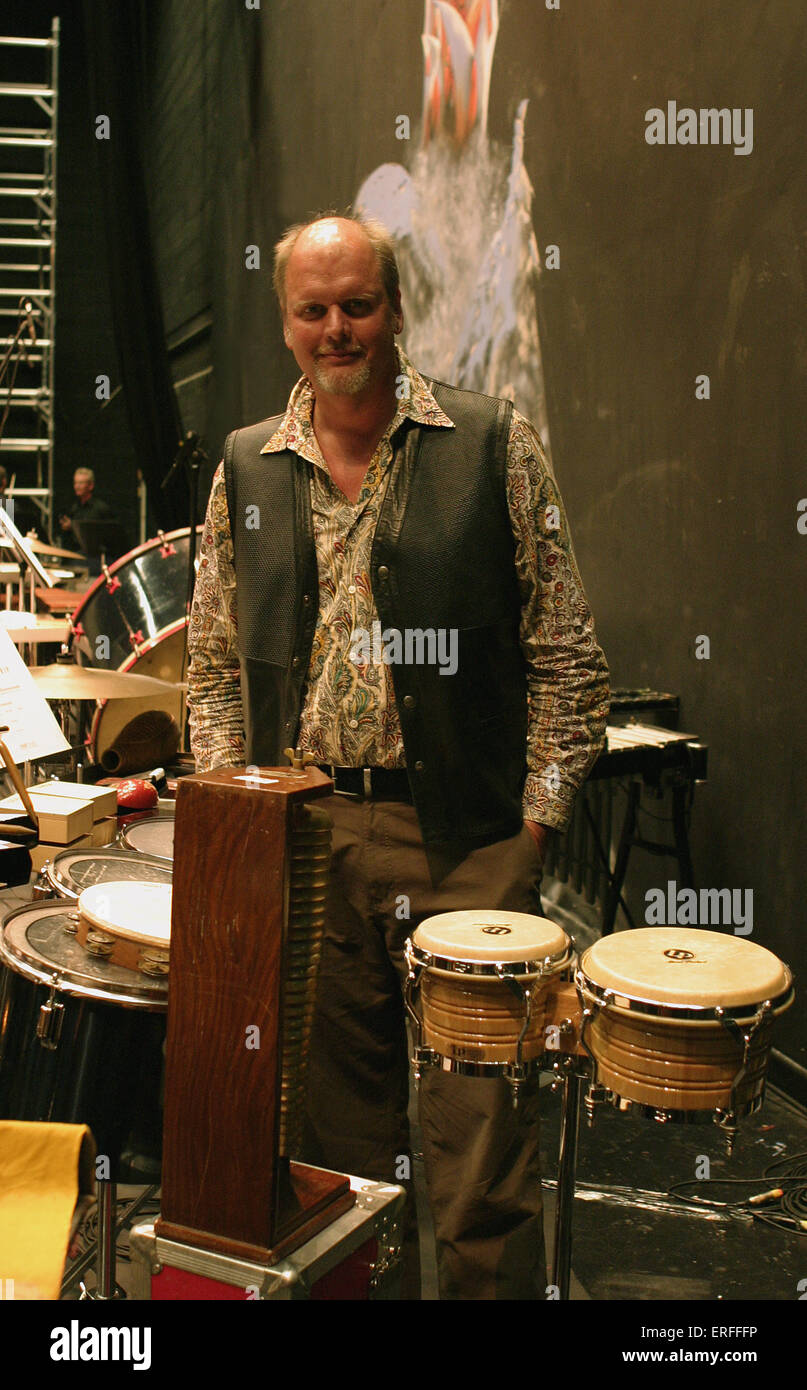 Michael Daugherty, portrait avec bongo drums 2004. Compositeur américain b. 1954. Actuellement professeur de composition à l'université Banque D'Images