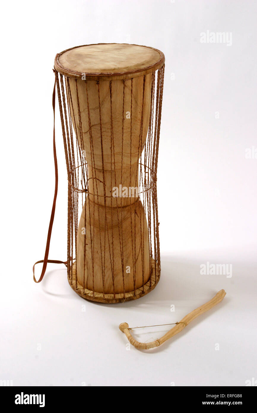 Tambour africain - avec - instrument de percussion ethnique en Afrique à  partir de matériaux locaux Photo Stock - Alamy