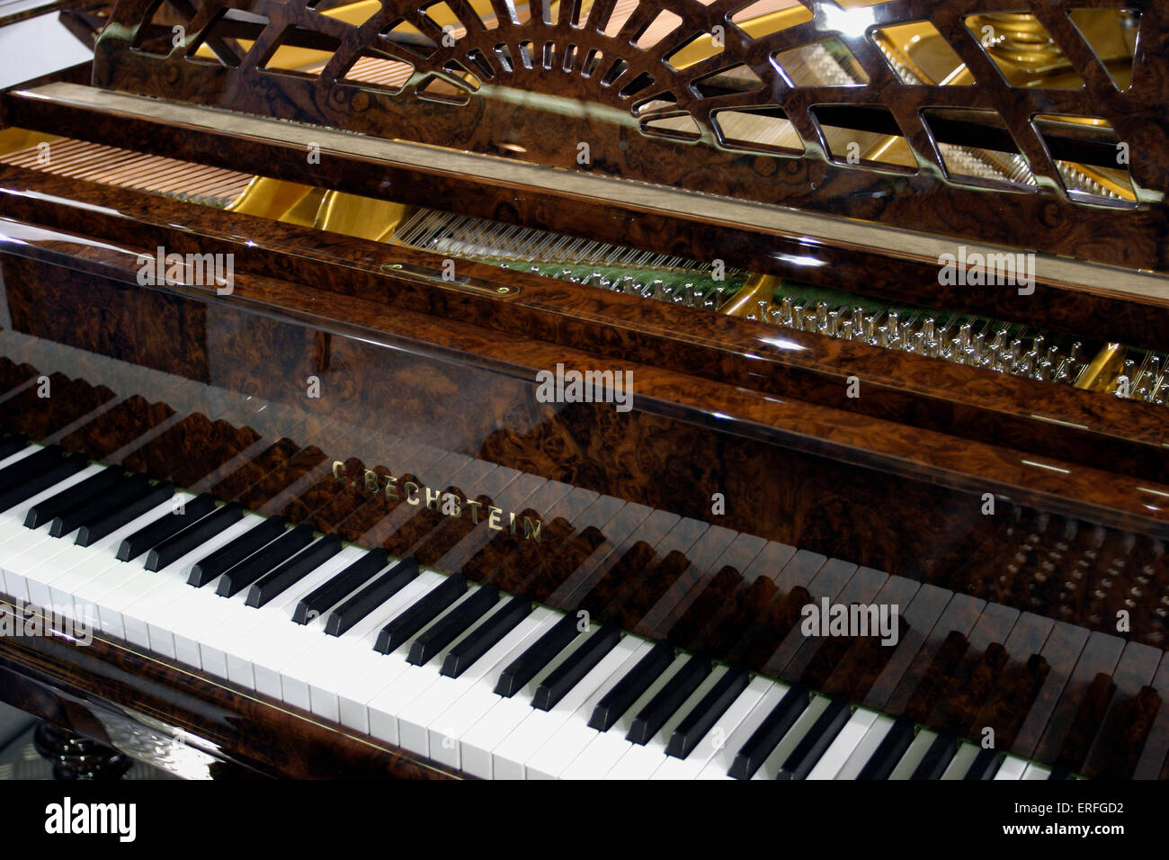 - Grand piano Bechstein dans une caisse bois ronce de noyer. Banque D'Images