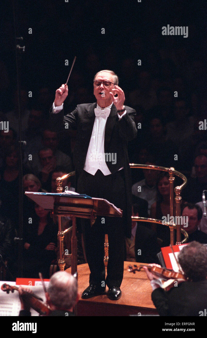 Ennio Morricone - portrait du compositeur italien de la conduite de la Roma Sinfonietta orchestra à l'occasion de son 75e Banque D'Images